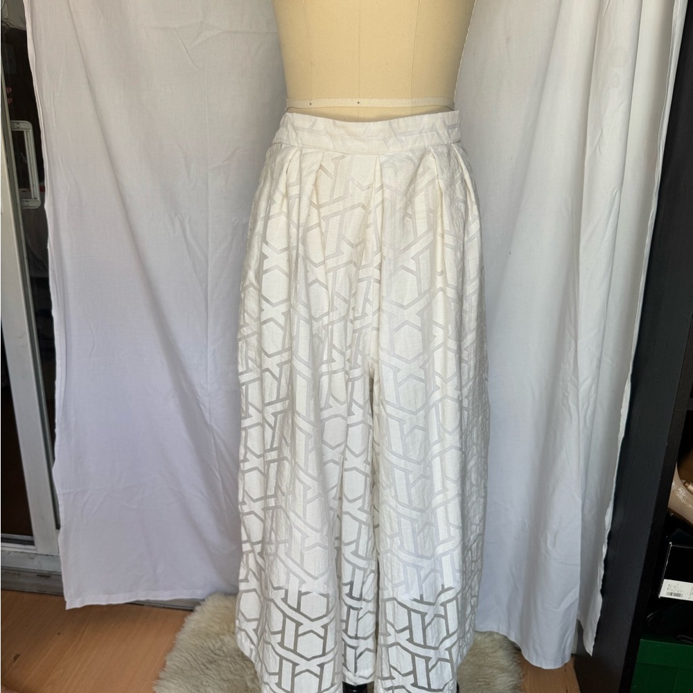 Elegant White Geometric Culotte Pants